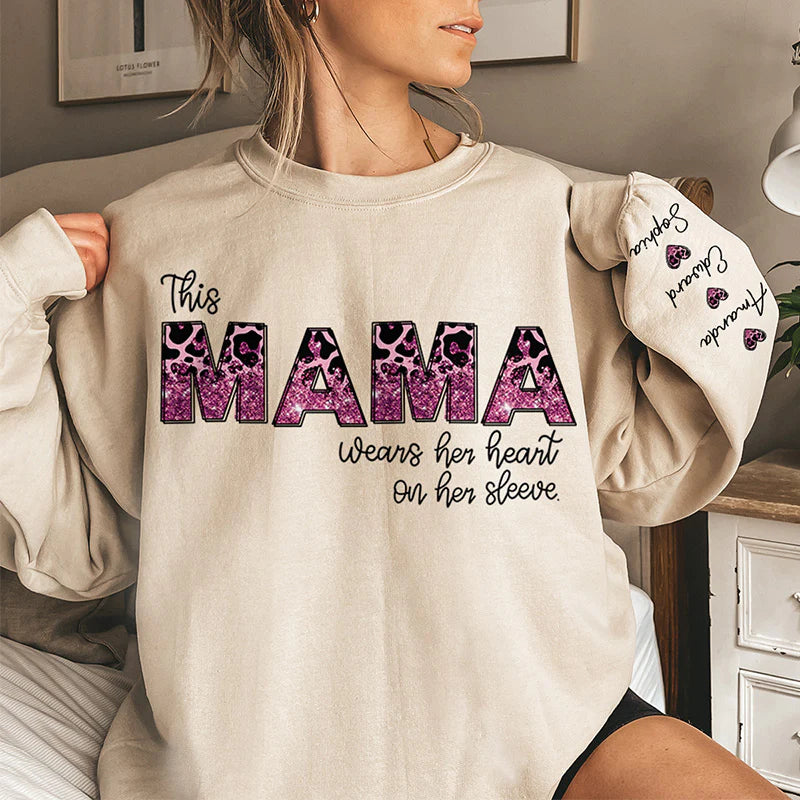 Hinter jedem tollen Kind steht eine Mutter – personalisiertes, personalisiertes Unisex-Sweatshirt mit Design auf dem Ärmel – Geschenk für Mutter, Oma