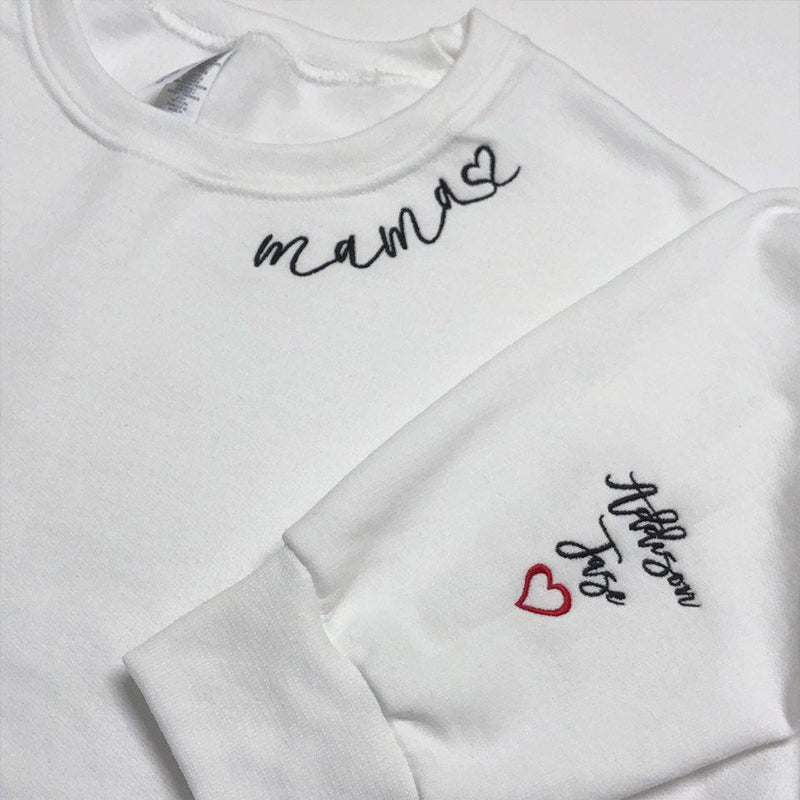 Benutzerdefiniertes Mama besticktes Sweatshirt mit Kindernamen am Ärmel – Geschenk für neue Mutter personalisiert