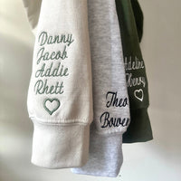 Benutzerdefiniertes Mama besticktes Sweatshirt mit Kindernamen am Ärmel – Geschenk für neue Mutter personalisiert