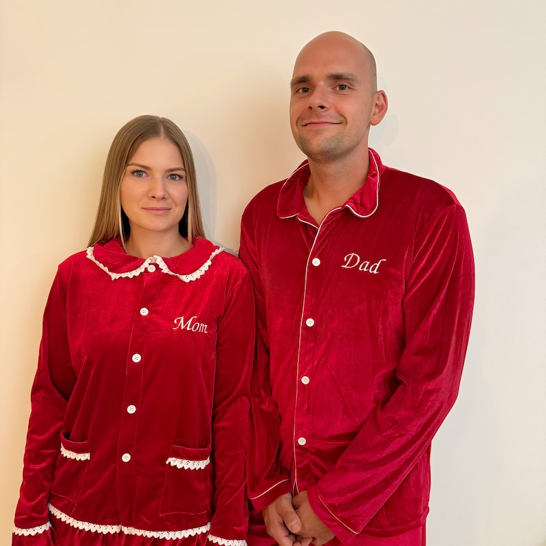 Personalisierter Familien-Weihnachtspyjama Maßgeschneiderter Pyjama aus rotem Samt